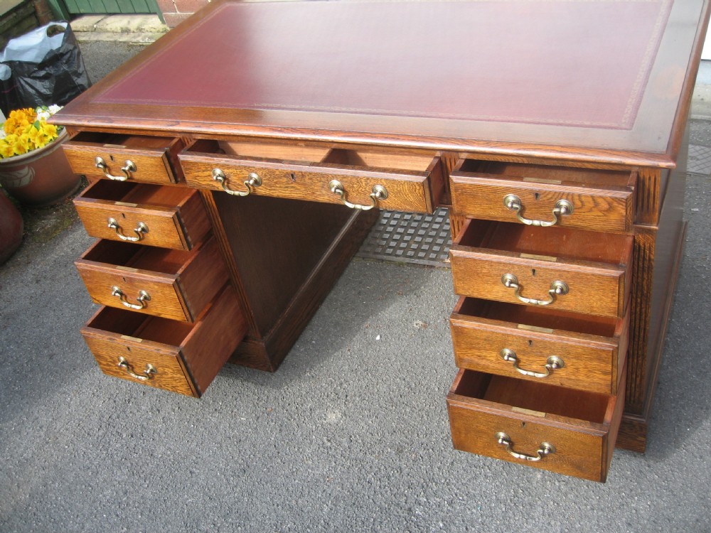 Oak knee hole desk View V