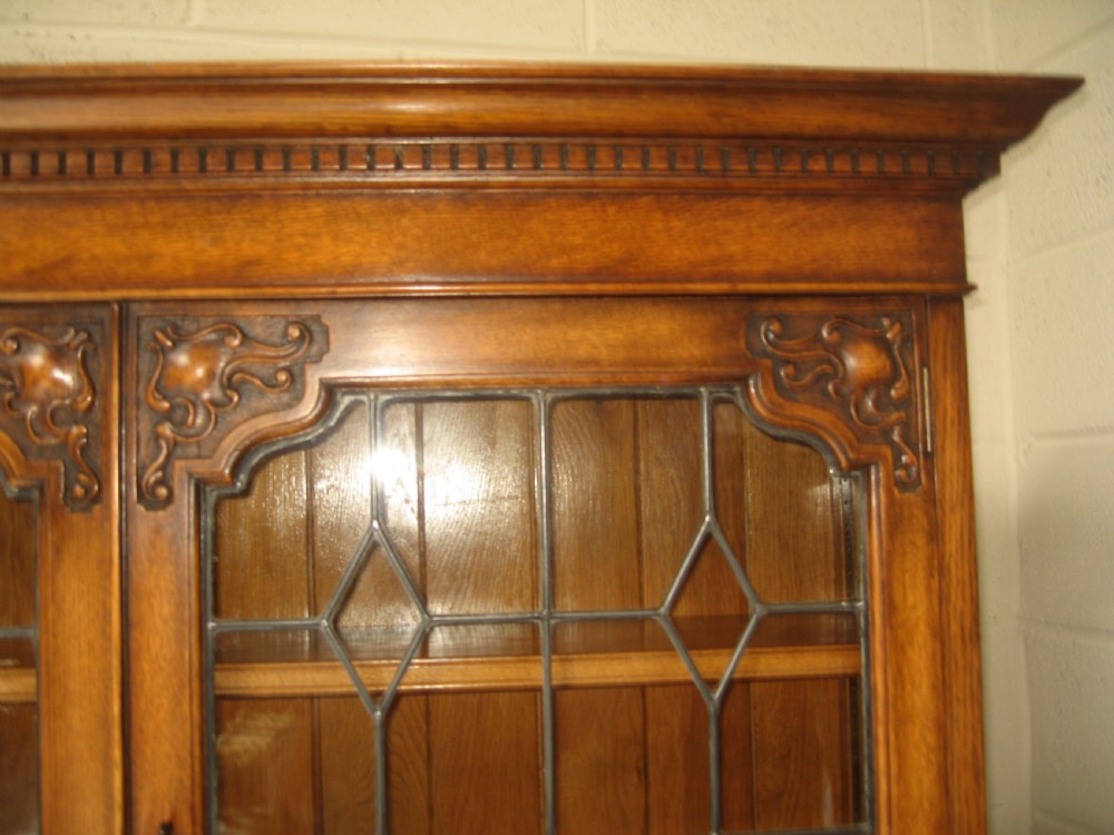 Good  oak cabinet bookcase View VI
