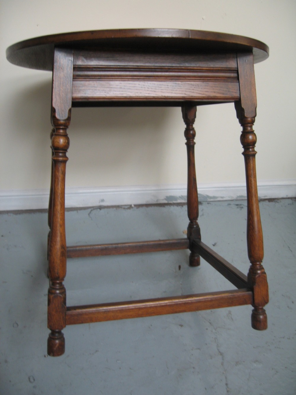 Round oak occasional dining table  View IV