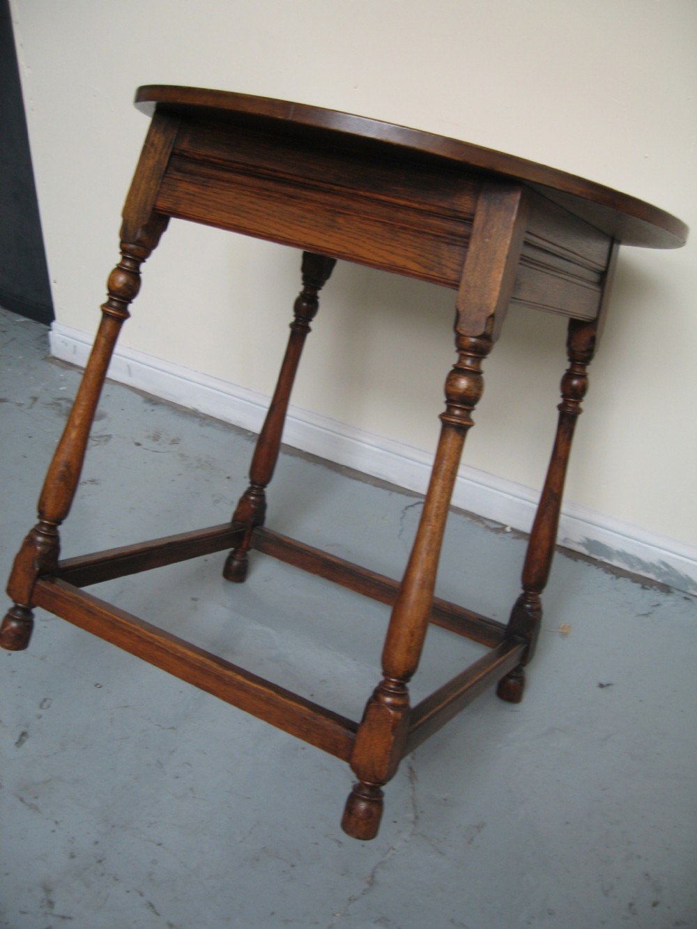 Round oak occasional dining table  View VII