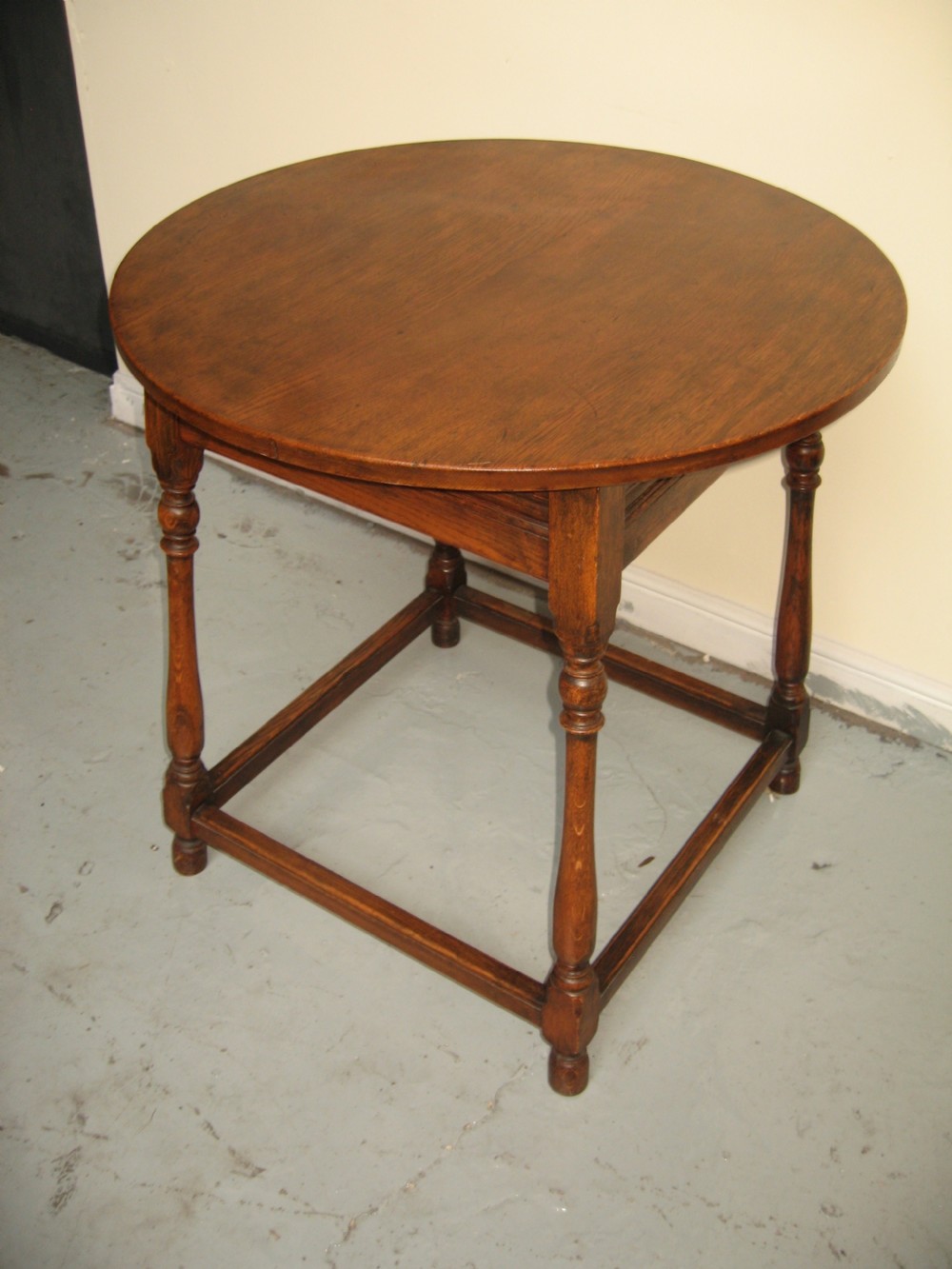 Round oak occasional dining table  View VIII
