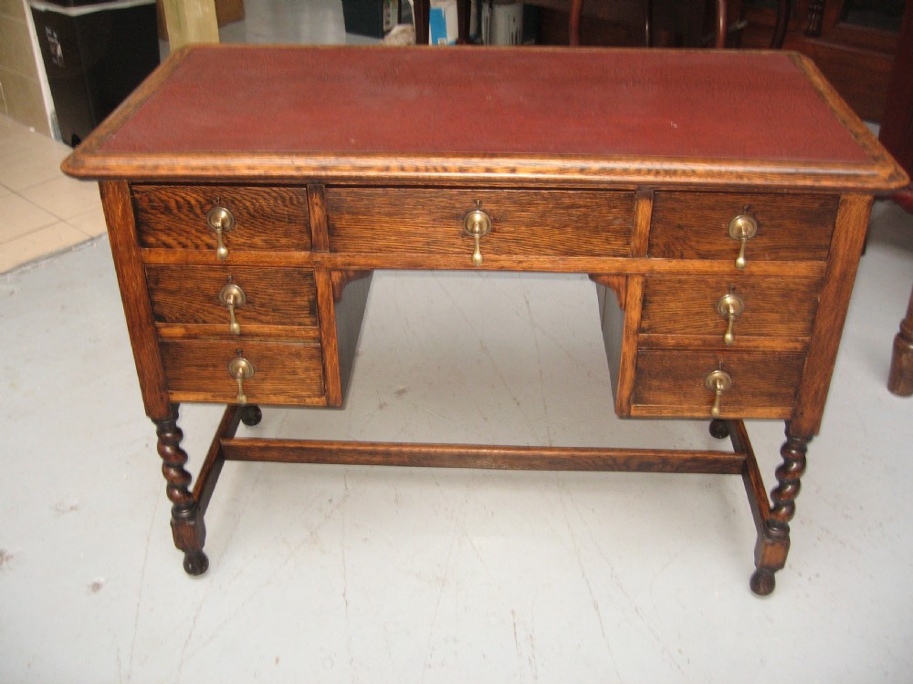 Oak small knee hole desk