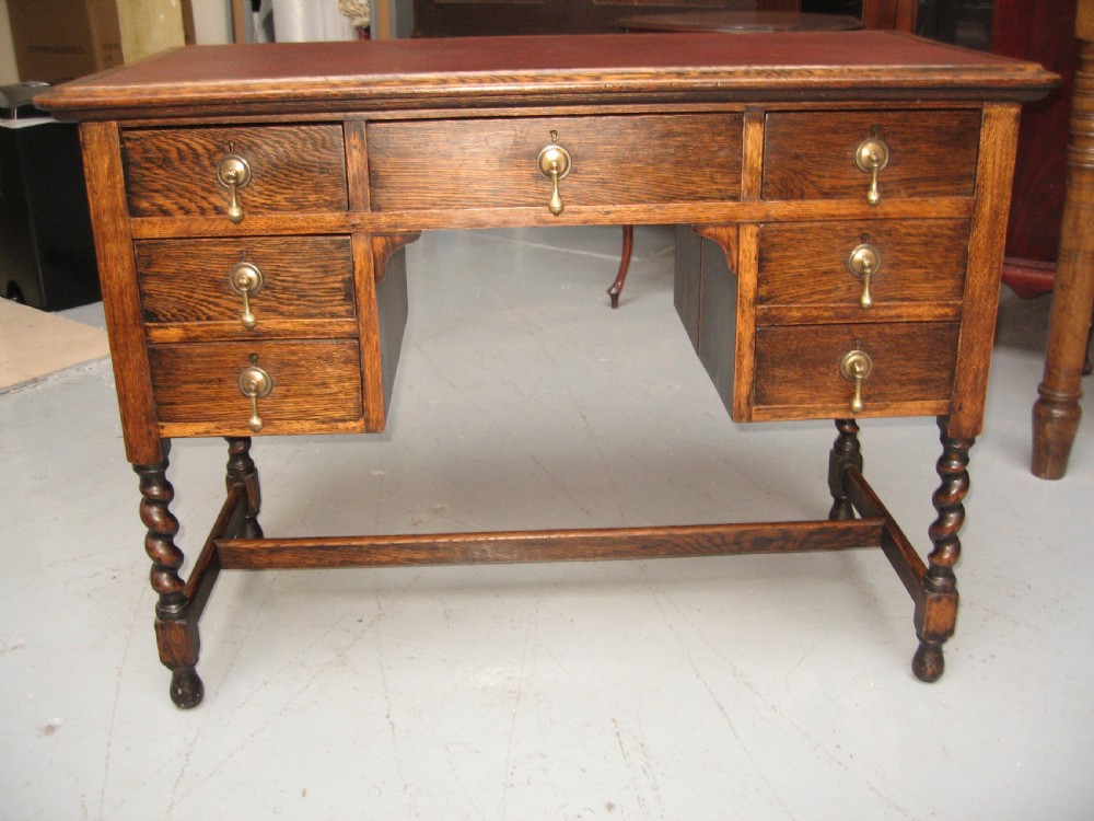 Oak small knee hole desk View II