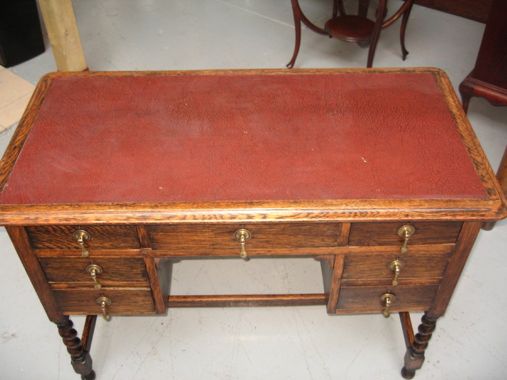Oak small knee hole desk View III