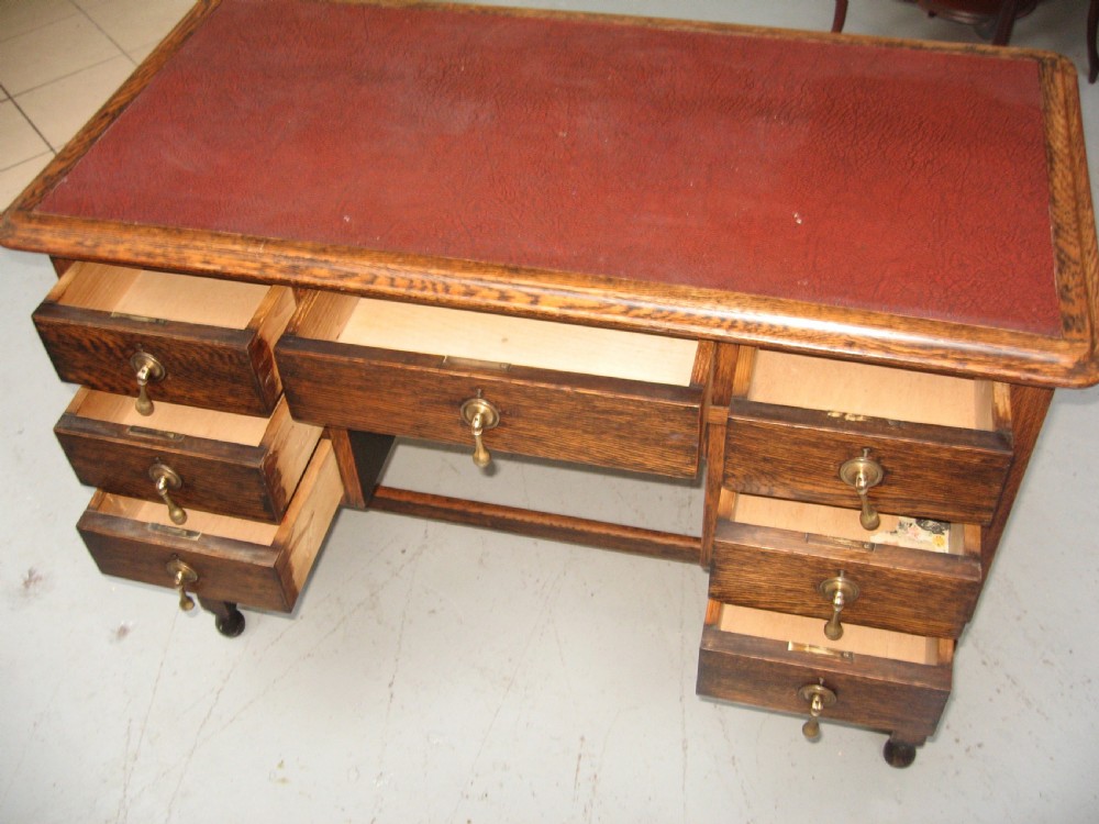 Oak small knee hole desk View IV