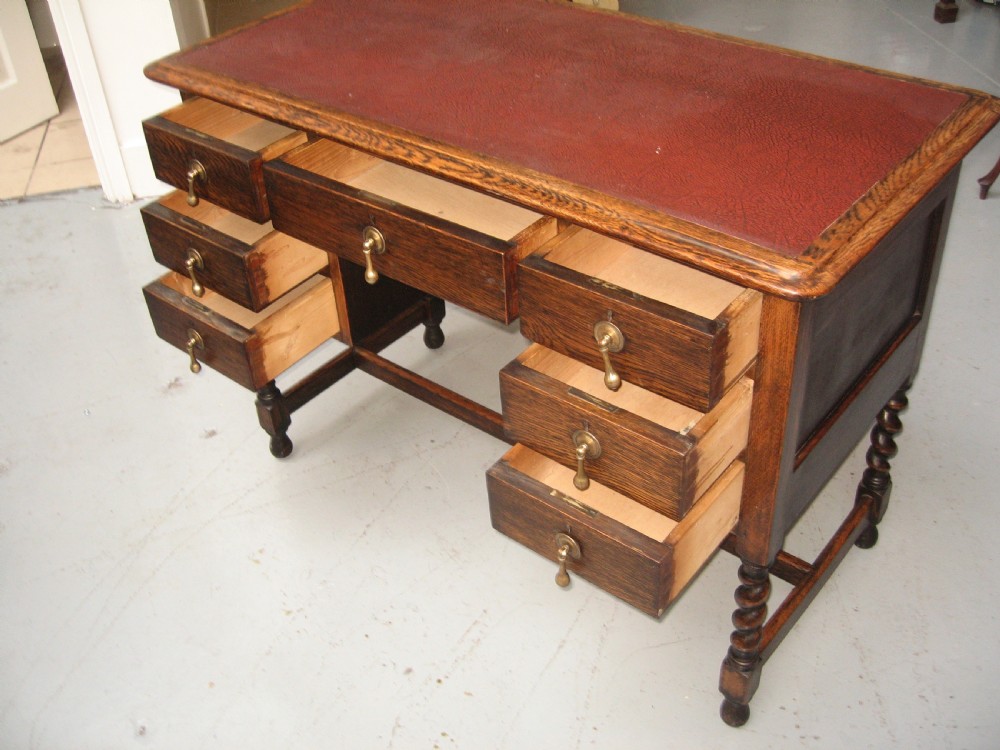 Oak small knee hole desk View V
