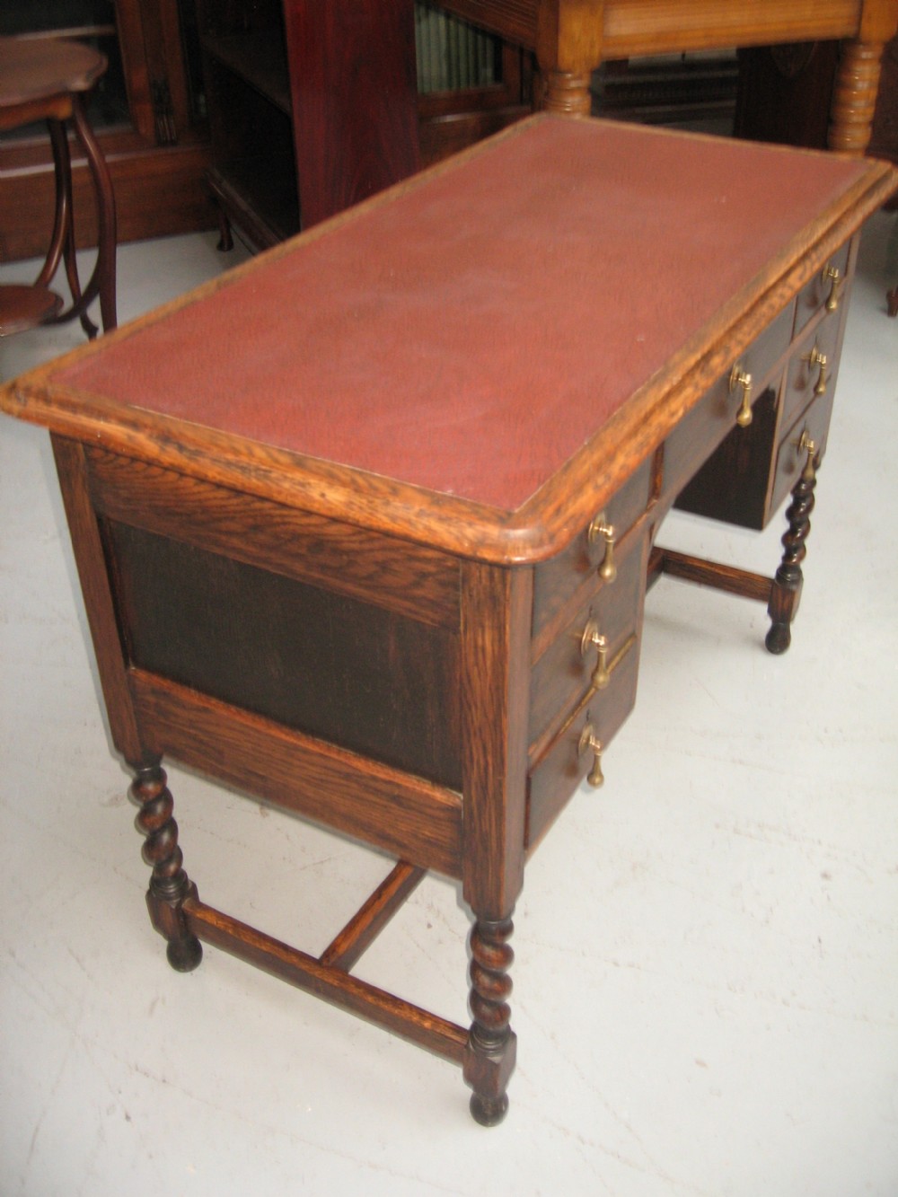 Oak small knee hole desk View VI