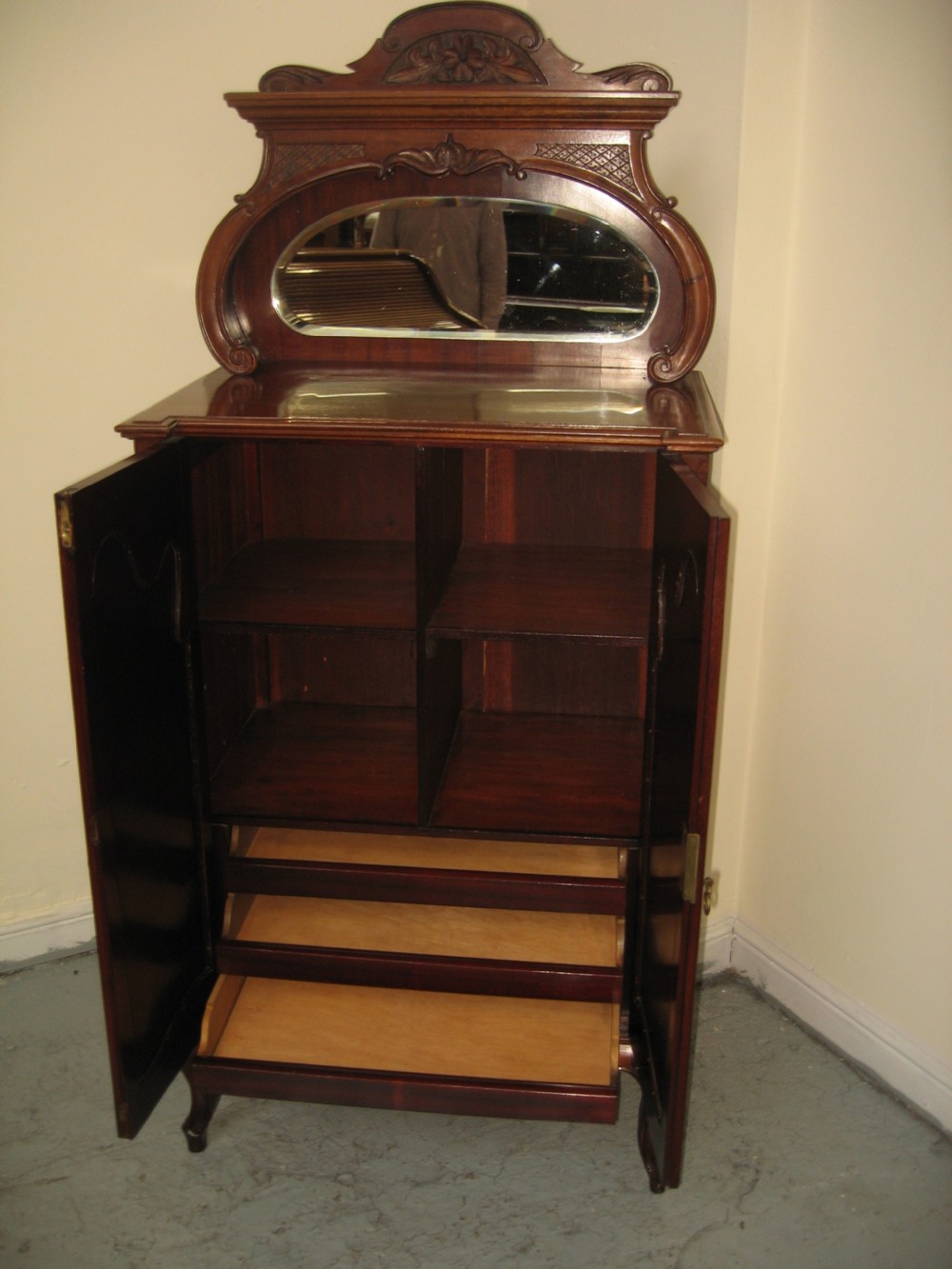 Late Victorian  two door cabinet View IV