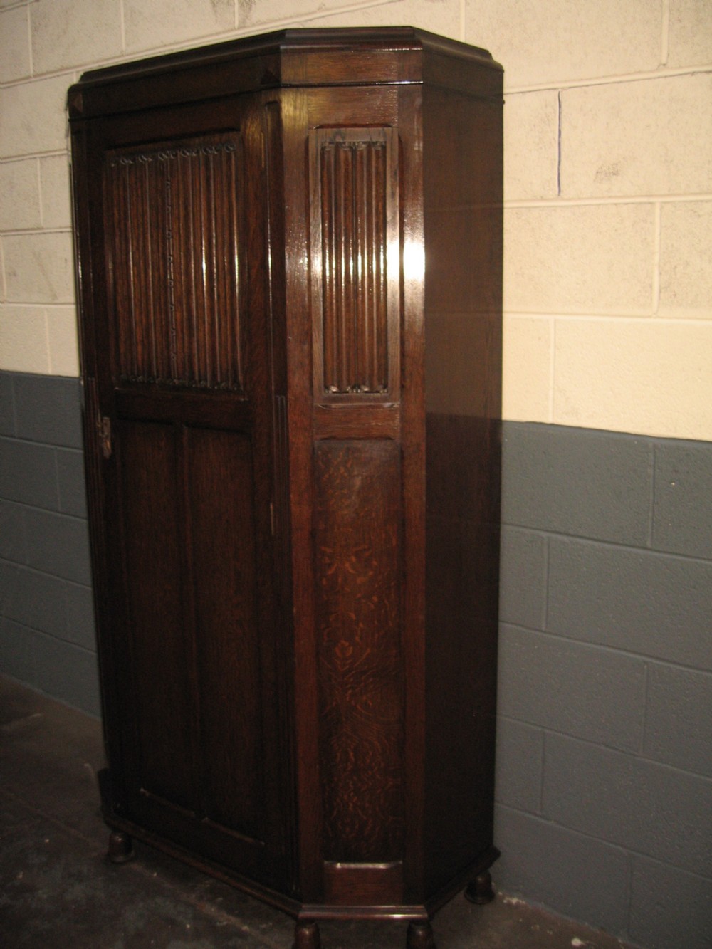 Oak hall wardrobe View IX