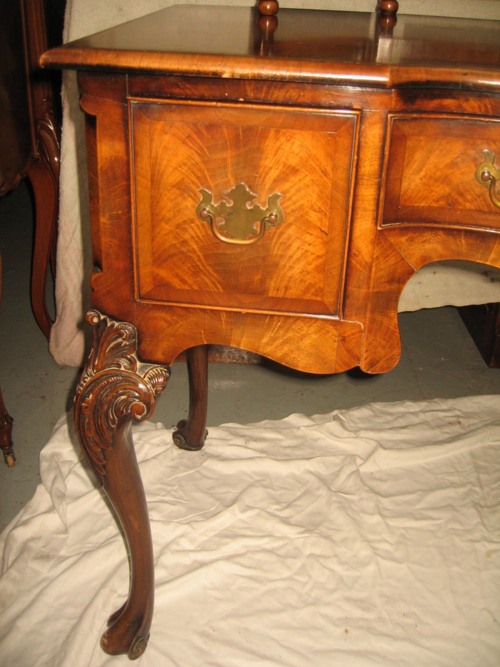 Burr walnut Queen anne style dressing table View III