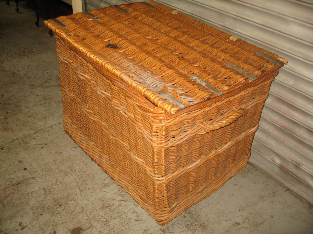 Large wicker lid storage  basket View III