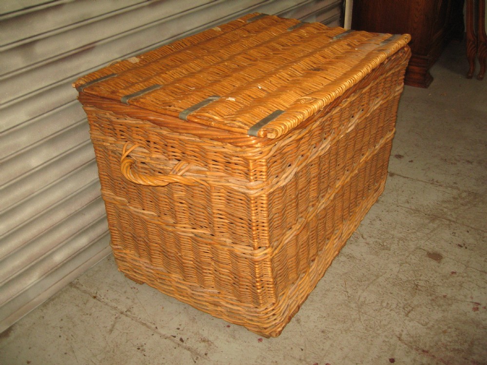 Large wicker lid storage  basket View IV