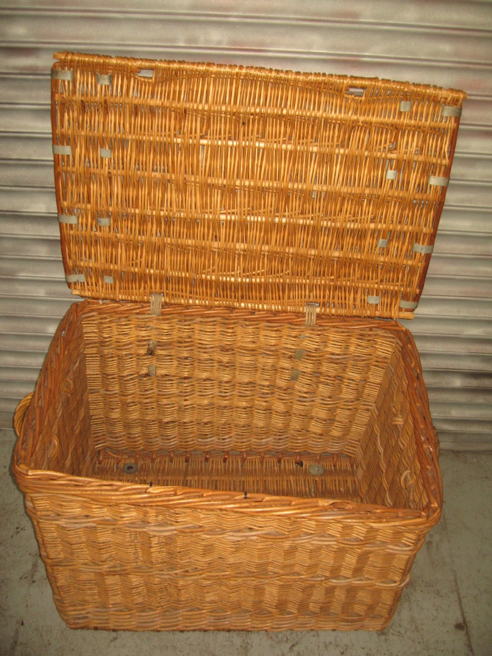 Large wicker lid storage  basket View V