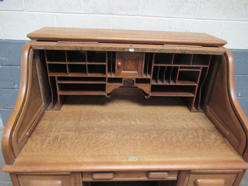 Large light oak roll top desk View IV