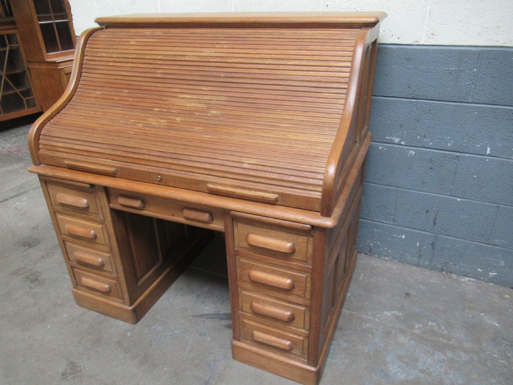 Large light oak roll top desk View XV