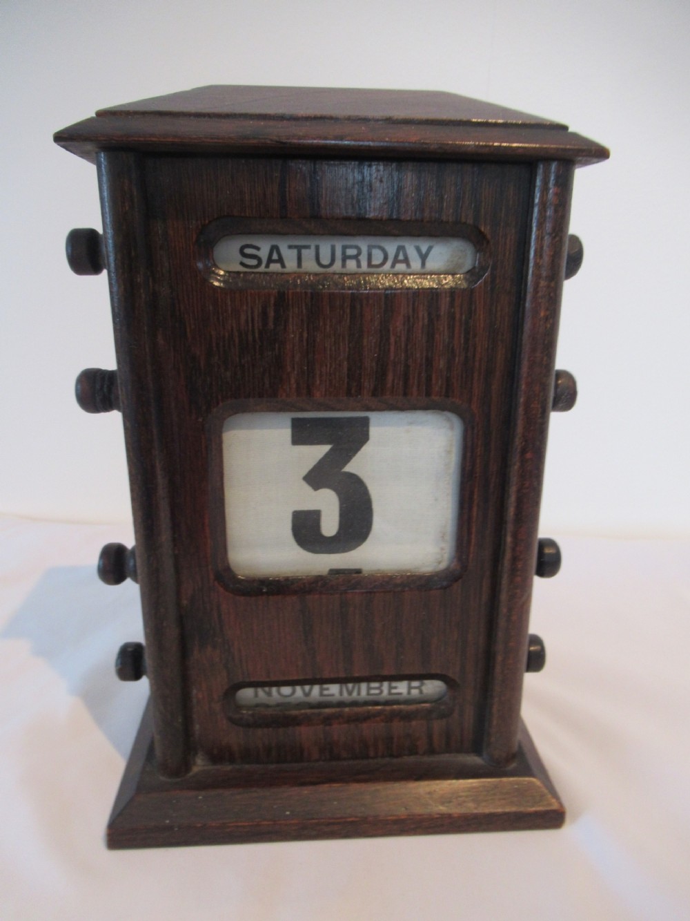 Oak Edwardian    perpetual   desk calendar , 