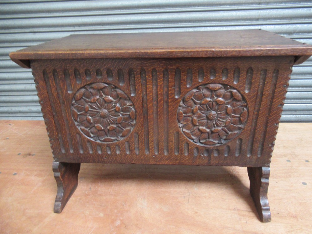 Small  size   19th century   oak kist ,  lid box
