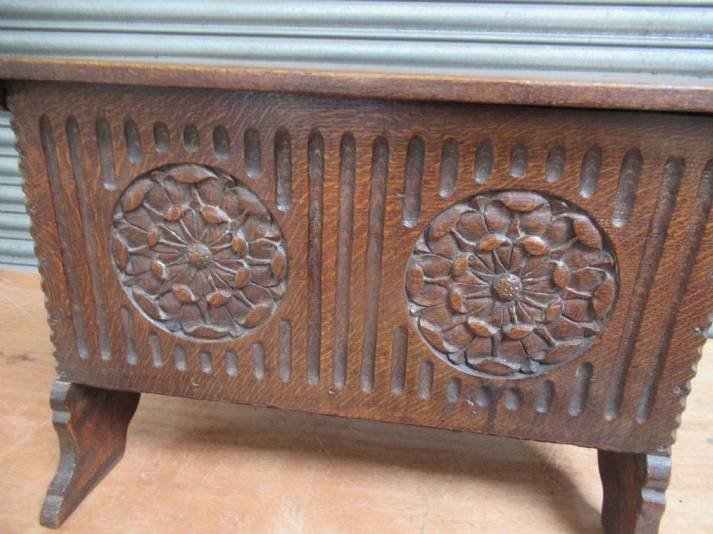 Small  size   19th century   oak kist ,  lid box View VIII