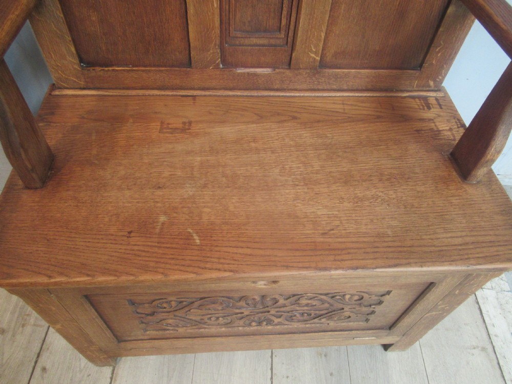 Oak     lid  bench seat  View III
