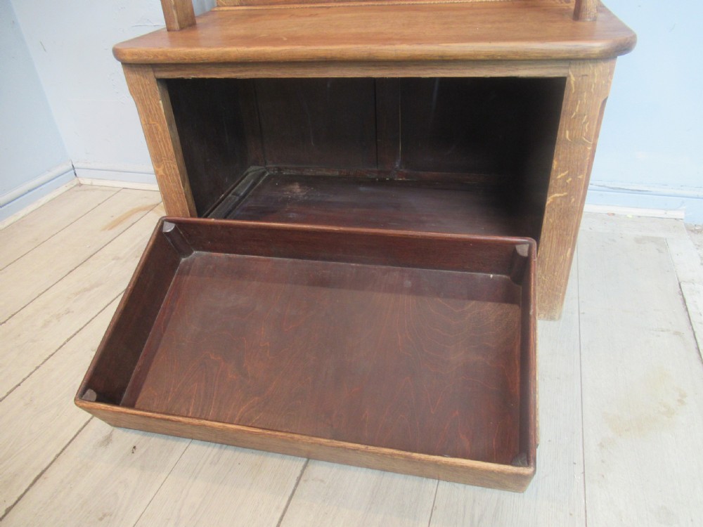 Oak     lid  bench seat  View VIII