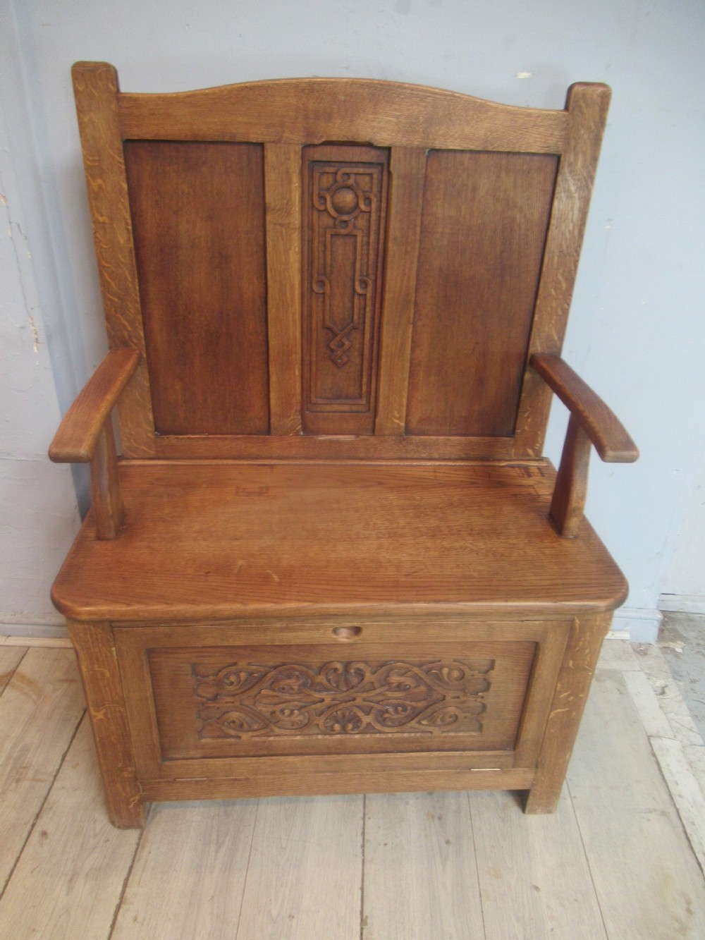 Oak     lid  bench seat 