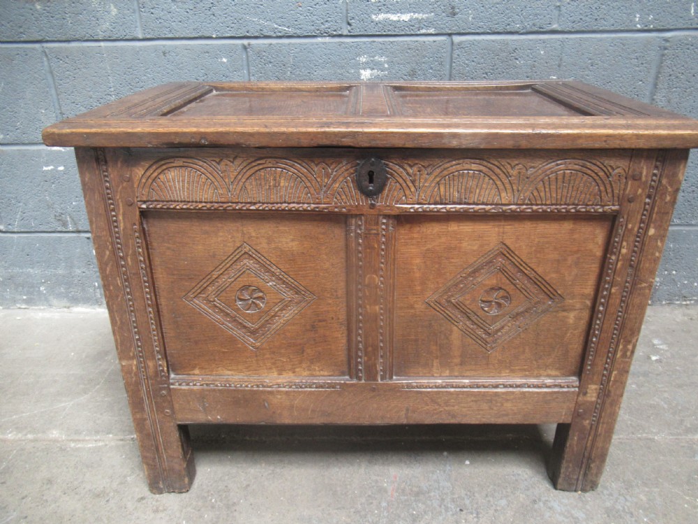 Small size 18th century   oak Kist