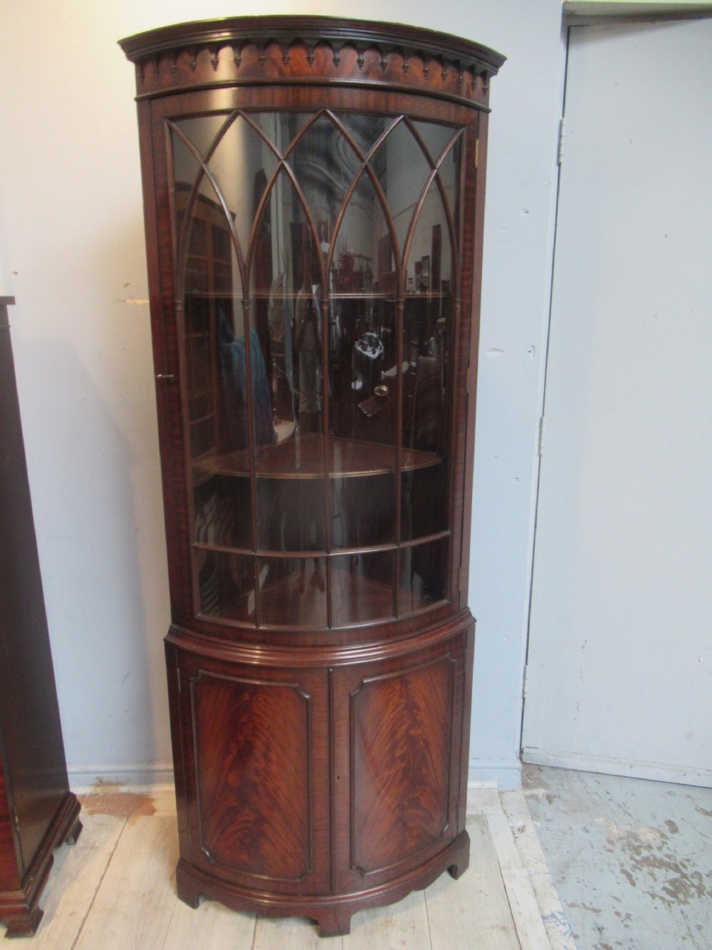 Georgian style mahogany standing corner cabinet 