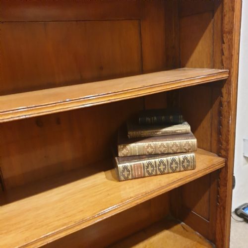 A GOLDEN OAK OPEN BOOKCASE - ADDITIONAL PHOTO 3