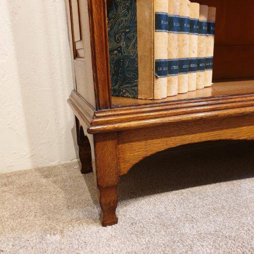 A GOLDEN OAK OPEN BOOKCASE - ADDITIONAL PHOTO 4