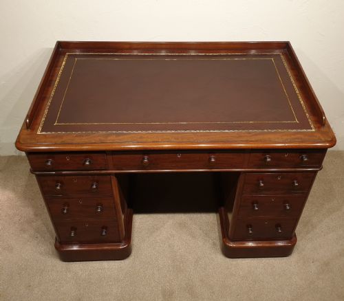 FINE MAHOGANY PEDESTAL DESK - ADDITIONAL PHOTO 1