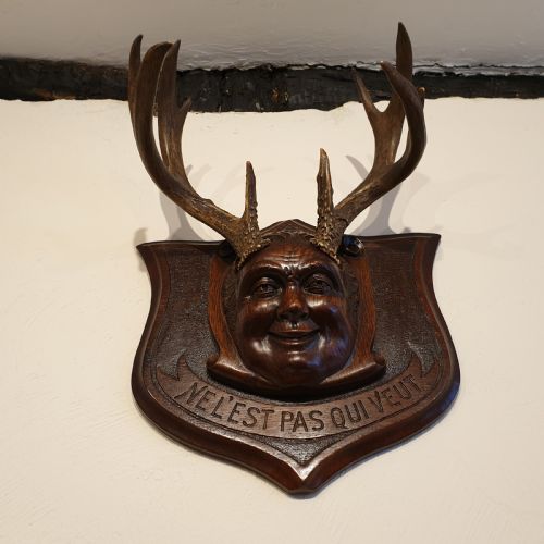 A CARVED OAK STAG HORNED FACE MASK - ADDITIONAL PHOTO 2