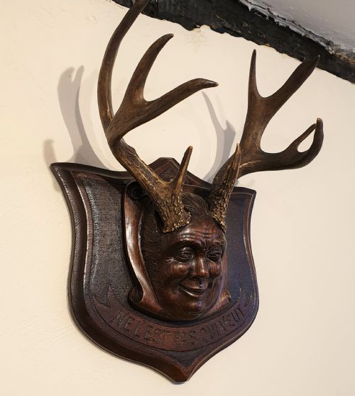 A CARVED OAK STAG HORNED FACE MASK - ADDITIONAL PHOTO 4