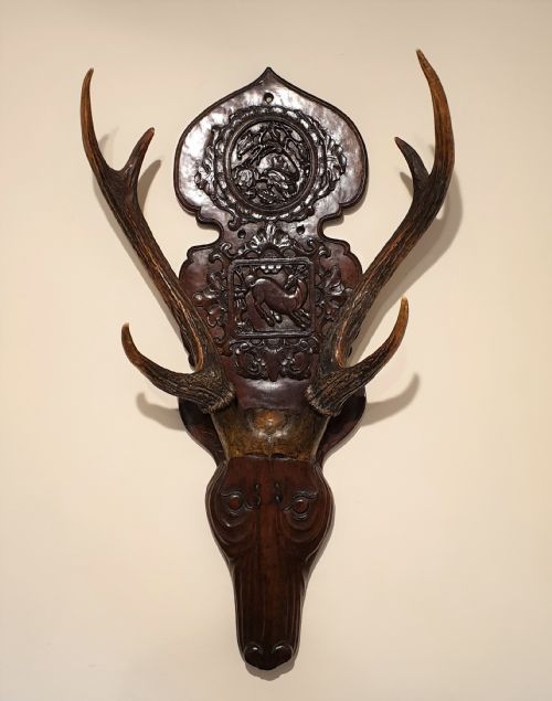 A 19TH CENTURY CARVED DECORATED WOODEN STAG'S HEAD - ADDITIONAL PHOTO 2