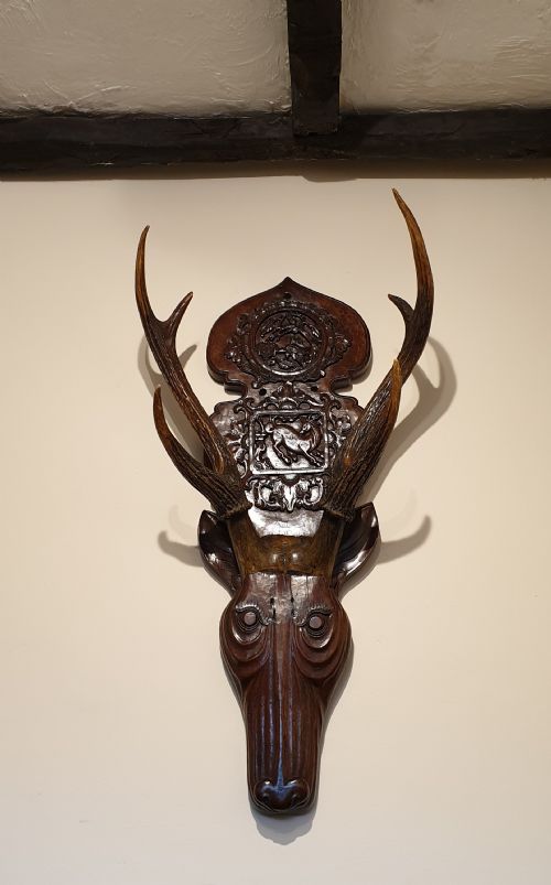 A 19TH CENTURY CARVED DECORATED WOODEN STAG'S HEAD - ADDITIONAL PHOTO 3