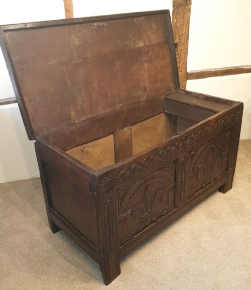 MID 17TH CENTURY OAK COFFER WITH ORIGINAL FEUR DE LIS CARVED DECORATION - ADDITIONAL PHOTO 7