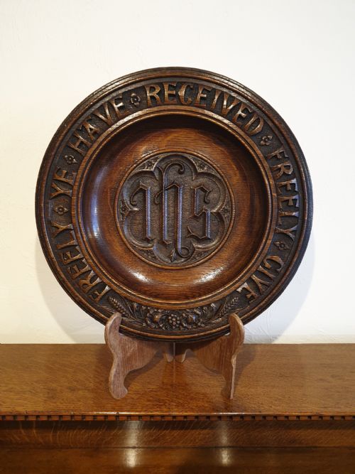 an finely carved and decorated oak alms dish - CATEGORY: ANTIQUE MISCELLANEOUS - DATED 1900
