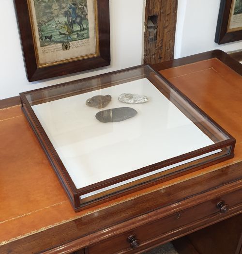 A MAHOGANY TABLE TOP DISPLAY CABINET - ADDITIONAL PHOTO 2