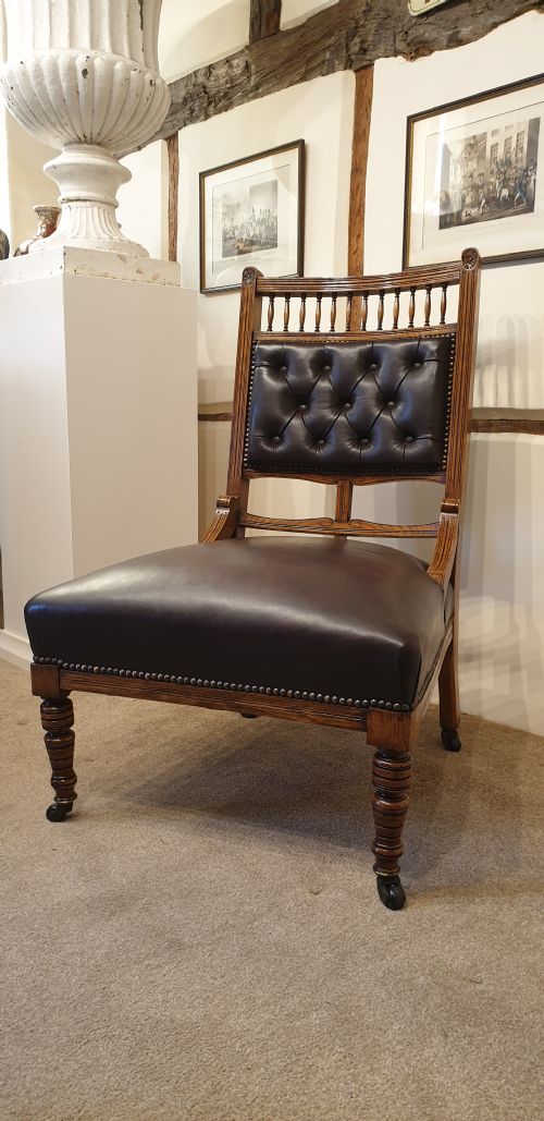 A BUTTON BACKED LEATHER UPHOLSTERED OAK AESTHETIC MOVEMENT ARMCHAIR WITH A MATCHING SLIPPER CHAIR - ADDITIONAL PHOTO 3