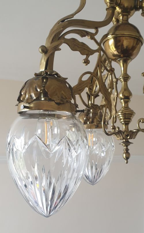 AN IMPRESSIVE BRASS THREE BRANCH CEILING LIGHT WITH FACETED CLEAR GLASS SHADES - ADDITIONAL PHOTO 1