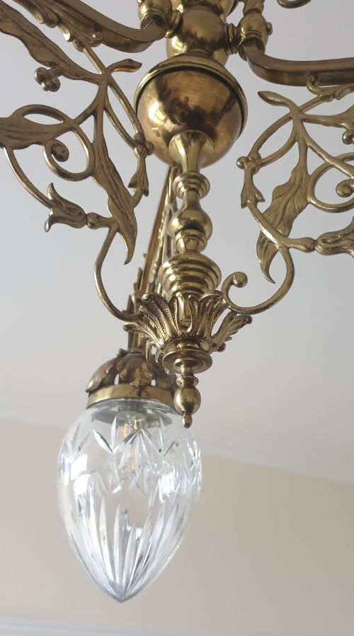 AN IMPRESSIVE BRASS THREE BRANCH CEILING LIGHT WITH FACETED CLEAR GLASS SHADES - ADDITIONAL PHOTO 2
