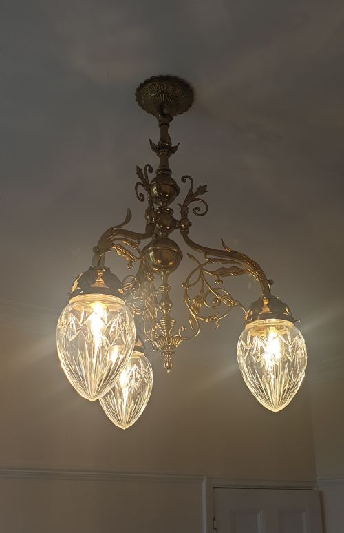 AN IMPRESSIVE BRASS THREE BRANCH CEILING LIGHT WITH FACETED CLEAR GLASS SHADES - ADDITIONAL PHOTO 4