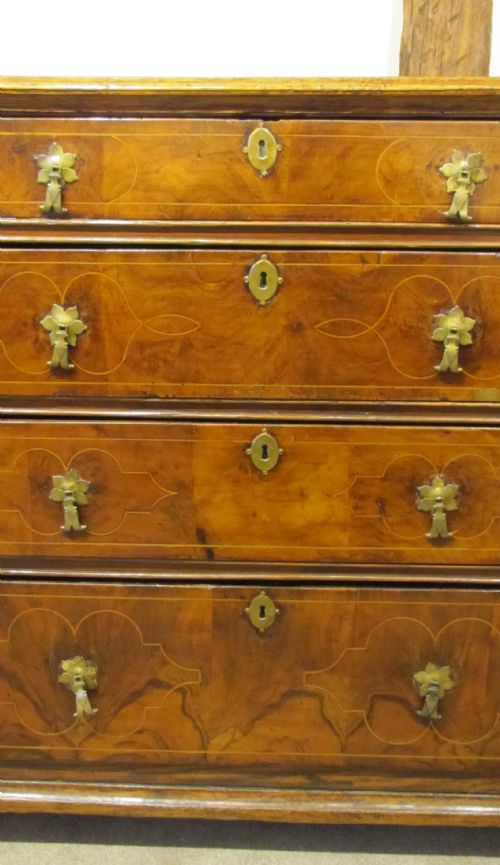 A WILLIAM MARY CIRCA 1700 WALNUT AND OAK CHEST OF DRAWERS WITH ORIGINAL DECORATIVE INLAY - ADDITIONAL PHOTO 2
