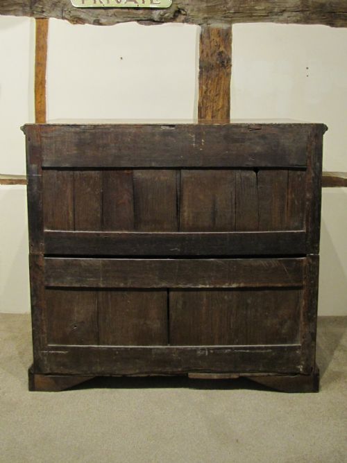 A WILLIAM MARY CIRCA 1700 WALNUT AND OAK CHEST OF DRAWERS WITH ORIGINAL DECORATIVE INLAY - ADDITIONAL PHOTO 4