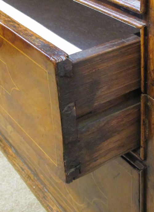 A WILLIAM MARY CIRCA 1700 WALNUT AND OAK CHEST OF DRAWERS WITH ORIGINAL DECORATIVE INLAY - ADDITIONAL PHOTO 5