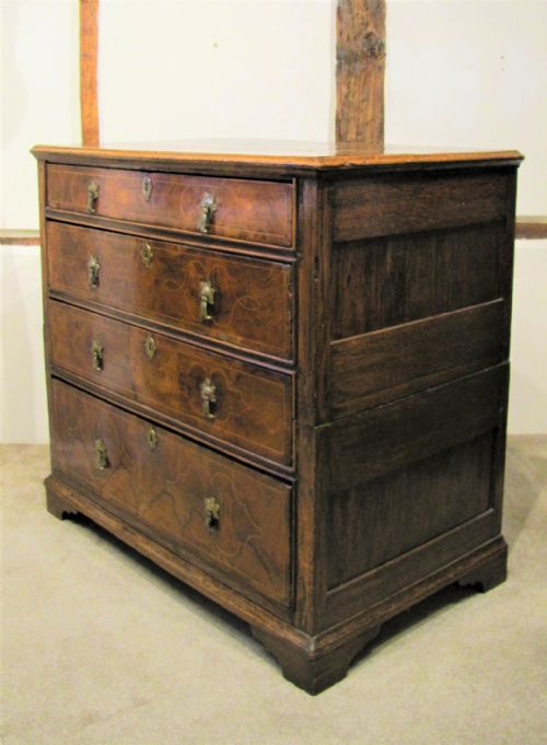 A WILLIAM MARY CIRCA 1700 WALNUT AND OAK CHEST OF DRAWERS WITH ORIGINAL DECORATIVE INLAY - ADDITIONAL PHOTO 6