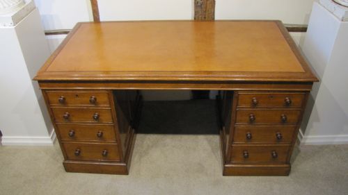 A FINE 19TH CENTURY OAK PEDESTAL DESK WITH PANELED SIDES - ADDITIONAL PHOTO 1
