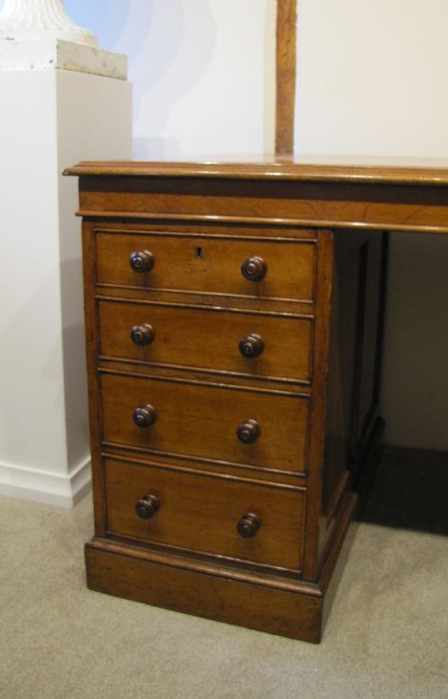 A FINE 19TH CENTURY OAK PEDESTAL DESK WITH PANELED SIDES - ADDITIONAL PHOTO 2