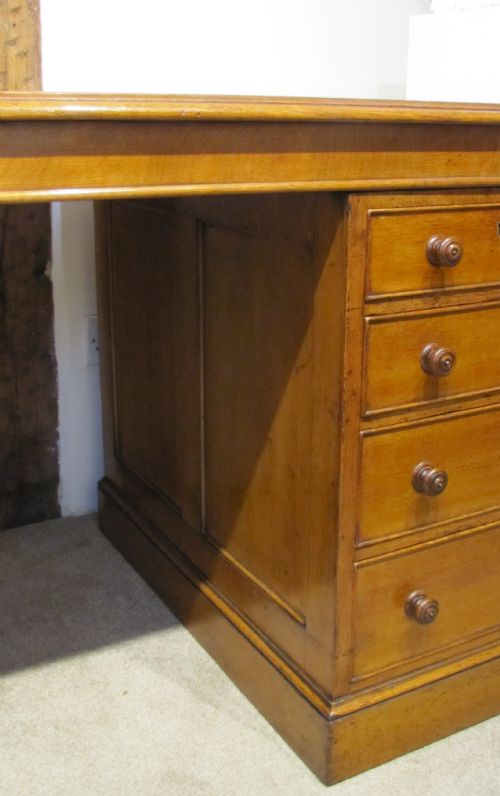 A FINE 19TH CENTURY OAK PEDESTAL DESK WITH PANELED SIDES - ADDITIONAL PHOTO 3