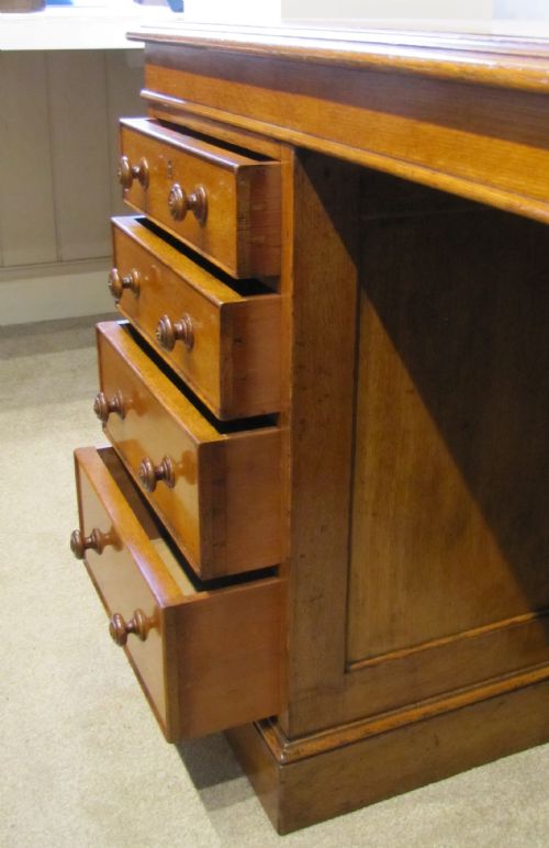 A FINE 19TH CENTURY OAK PEDESTAL DESK WITH PANELED SIDES - ADDITIONAL PHOTO 4