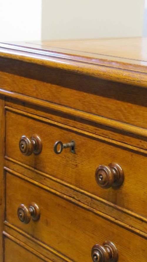 A FINE 19TH CENTURY OAK PEDESTAL DESK WITH PANELED SIDES - ADDITIONAL PHOTO 6